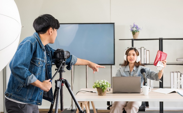 Video promosi punya peran besar dalam strategi digital marketing karena bisa menyampaikan pesan dengan lebih cepat, menarik dan mudah diingat. Di awal, penting untuk memahami beberapa fungsi utamanya agar brand bisa memaksimalkan dampaknya. Fungsi video promosi antara lain: Membantu memperkenalkan produk atau layanan baru dengan cara visual yang lebih menarik. Membangun emotional connection yang membuat penonton merasa dekat dengan brand. Menguatkan storytelling sehingga pesan lebih mudah masuk dan meninggalkan kesan. Mendukung kampanye jangka panjang lewat visual yang konsisten dan relevan. Meningkatkan ketertarikan calon pelanggan untuk mencari tahu lebih jauh tentang produk.