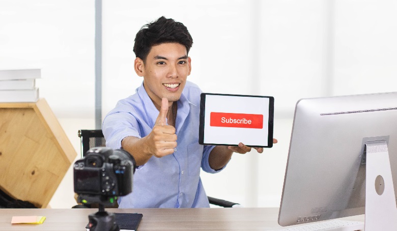 Video promosi punya peran besar dalam strategi digital marketing karena bisa menyampaikan pesan dengan lebih cepat, menarik dan mudah diingat. Di awal, penting untuk memahami beberapa fungsi utamanya agar brand bisa memaksimalkan dampaknya.Fungsi video promosi antara lain:Membantu memperkenalkan produk atau layanan baru dengan cara visual yang lebih menarik.Membangun emotional connection yang membuat penonton merasa dekat dengan brand.Menguatkan storytelling sehingga pesan lebih mudah masuk dan meninggalkan kesan.Mendukung kampanye jangka panjang lewat visual yang konsisten dan relevan.Meningkatkan ketertarikan calon pelanggan untuk mencari tahu lebih jauh tentang produk.